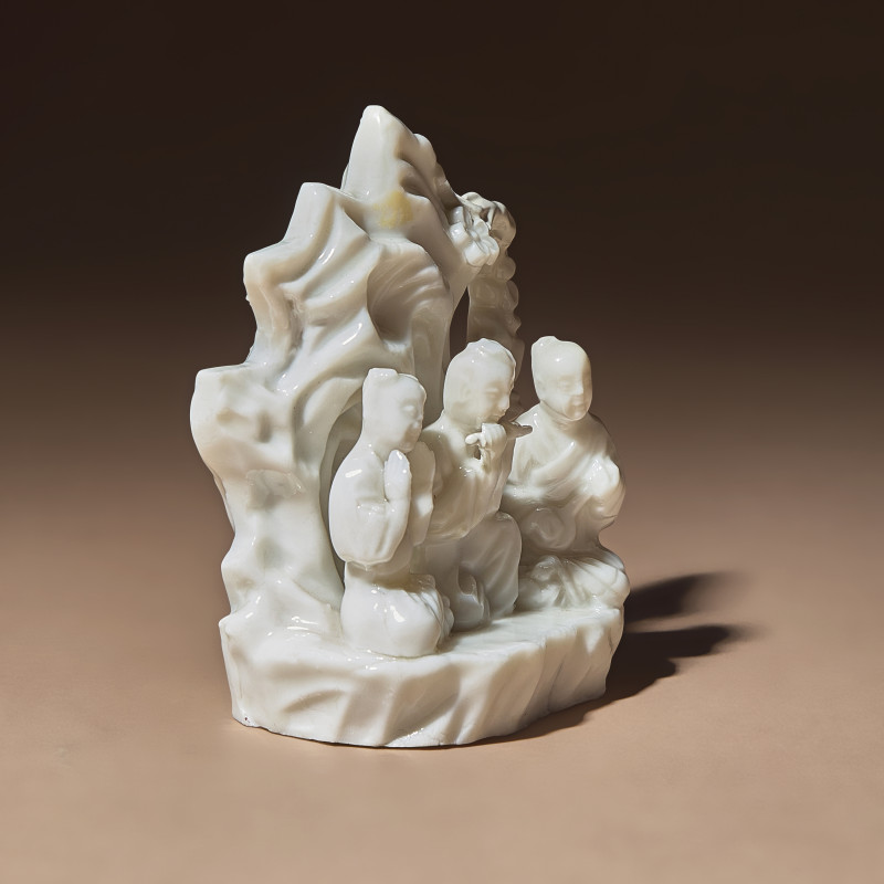 清中期 德化白瓷塑吹奏圖山子 | A Chinese Blanc-de-Chine Porcelain Figural Group of Three Musicians, 18th Century - 图4