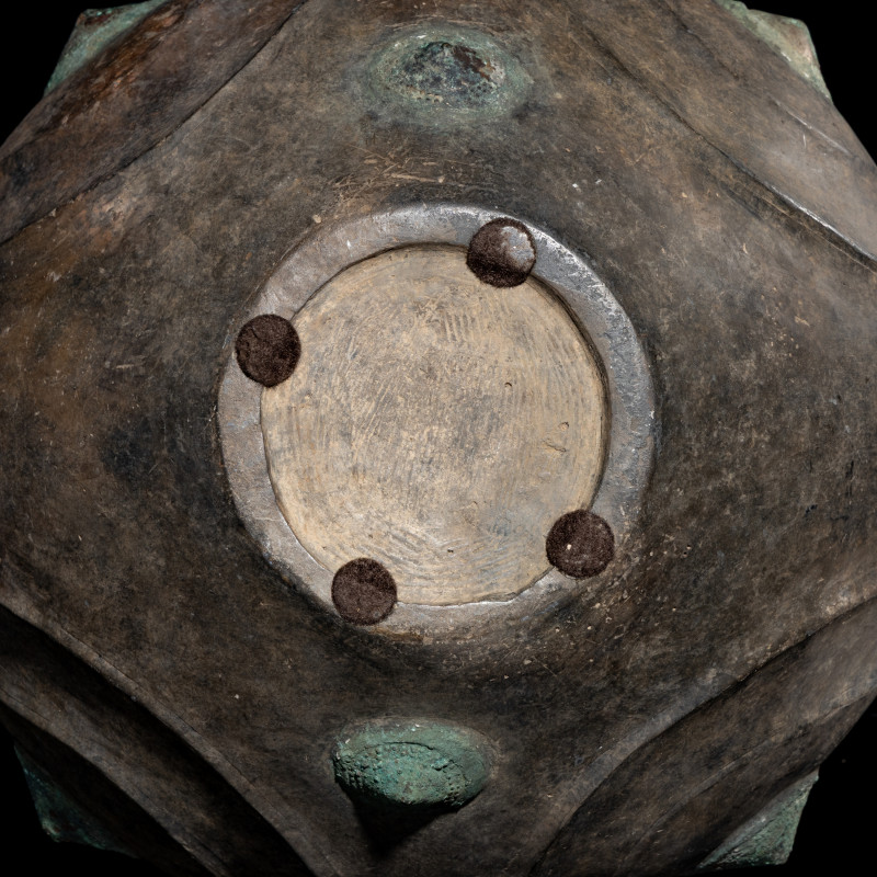 西漢 黑陶嵌铜泡钉双耳壶 | A Chinese Grey Pottery Amphora with Metal Boss Appliques, Western Han Dynasty - 图5
