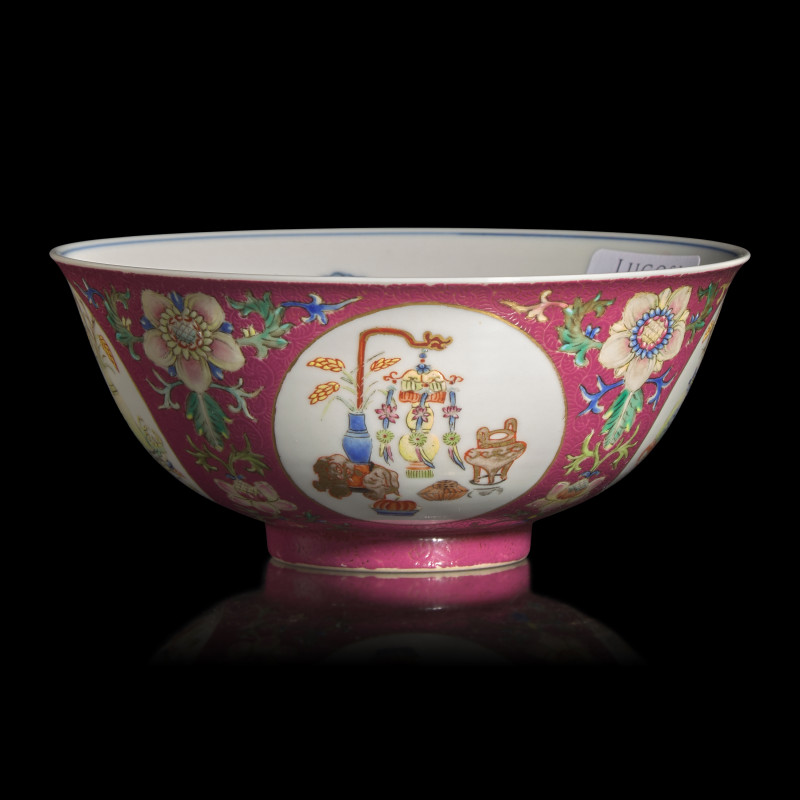 清道光 內青花外粉彩軋道胭脂紅地開光五穀豐登博古紋碗 | A Chinese Famille-Rose Ruby-Ground Sgraffito 'Medallion' Bowl, Daoguang Mark and of the Period - 图3