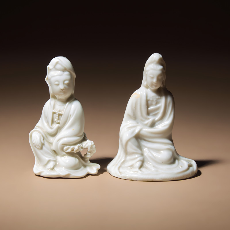 清及以後 德化白瓷觀音小像兩尊 | Two Small Chinese Blanc-de-Chine Porcelain Seated Figures of Guanyin, Qing Dynasty and Later - 图1