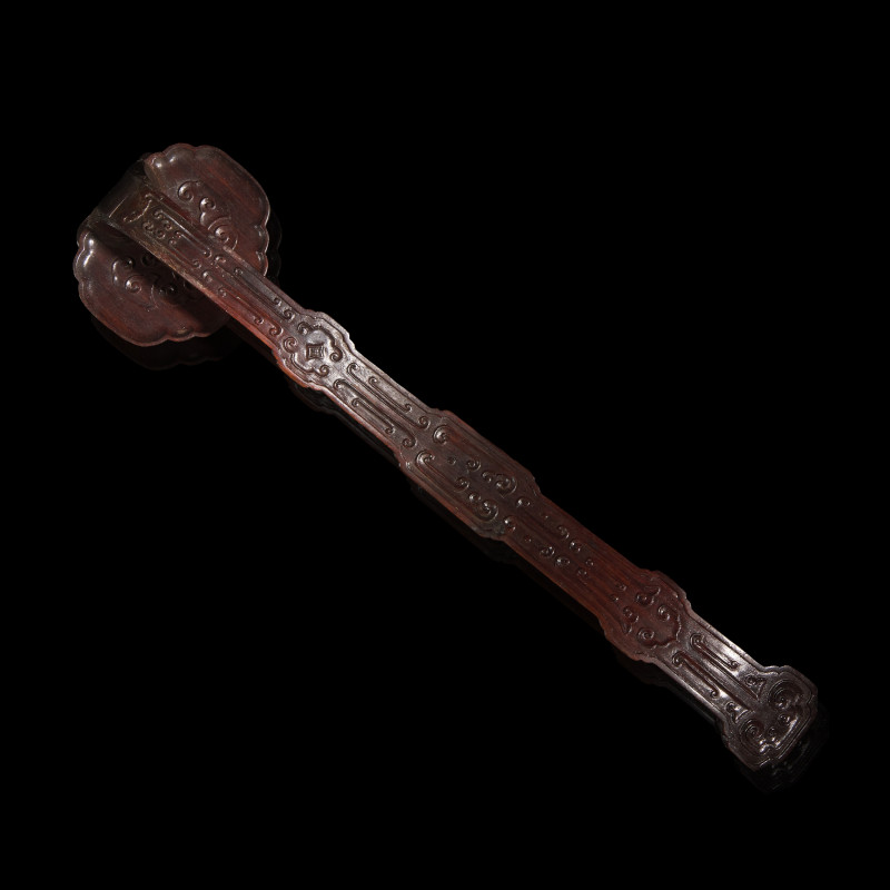 清晚期 紅木雕花三鑲琥珀料如意及相冊三簿 | A Chinese Amber Glass-Inset Carved Wood Ruyi Scepter and Stand, with Three Photo Albums, Late 19th-Early 20th Century - 图6