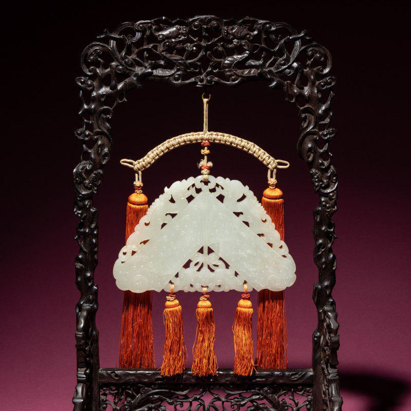 清中期 白玉罄 | A Chinese White Jade Chime-Form Pendant, 18th/19th Century - 图5