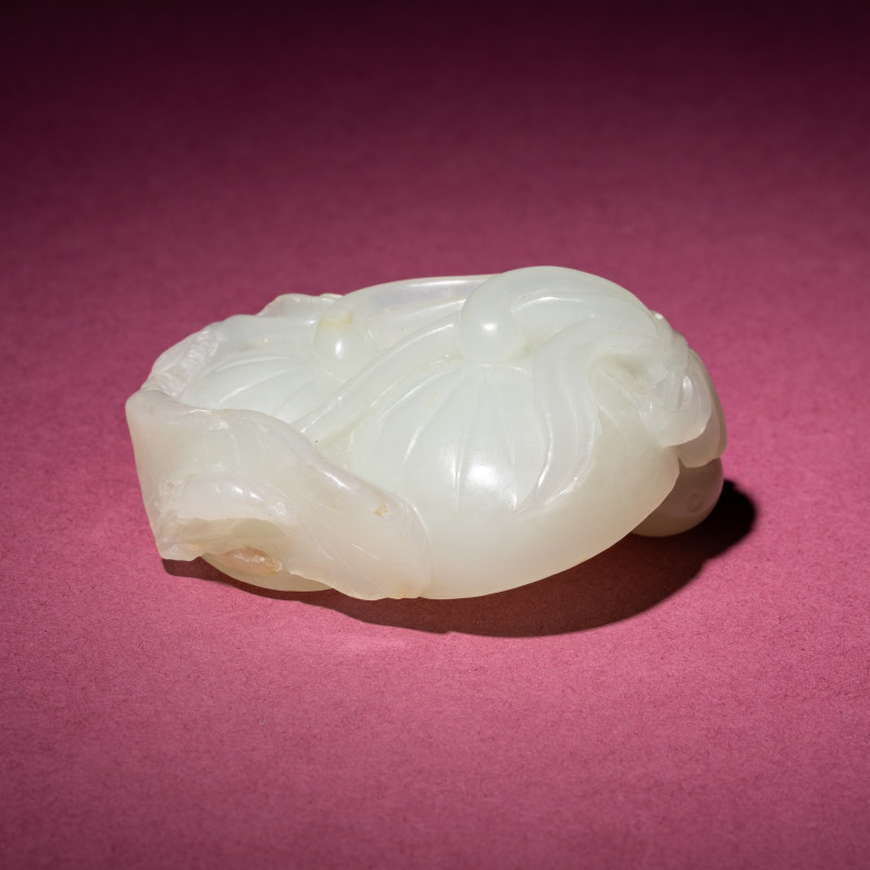 清中期 白玉雙蓮子把件 | A Chinese White Jade Carving of Double Lotus Pods, 18th/19th Century - 图6