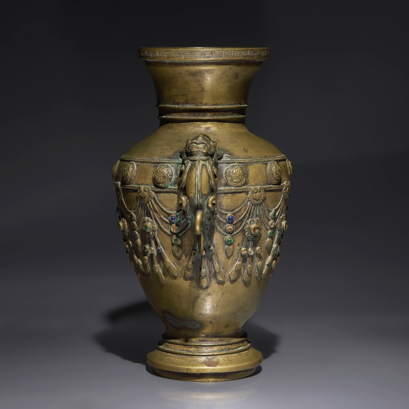 明末清初 銅嵌寳瓔珞雙耳瓶 | A Chinese Embellished Bronze Vase, Late Ming to Early Qing Dynasty, 17th/18th Century - 图2