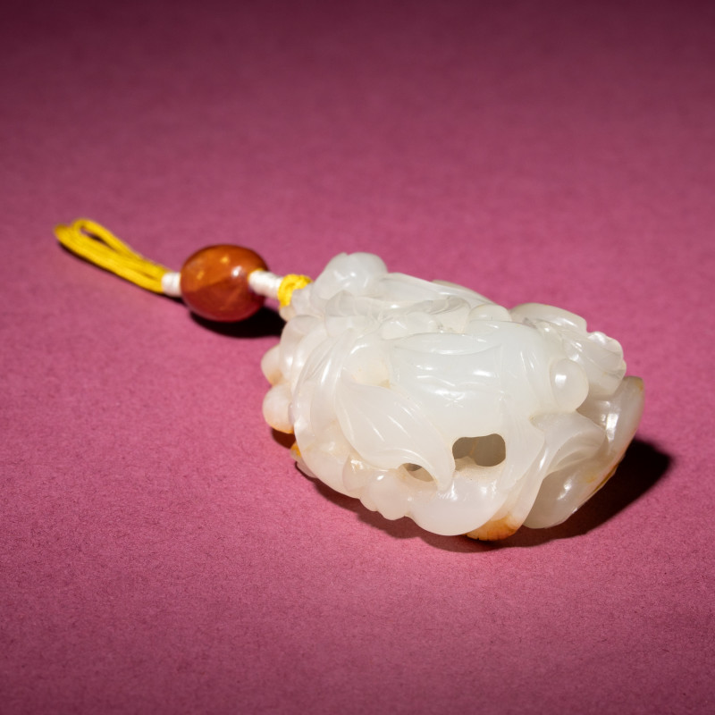 清中期 白玉帶皮鏤雕蓮紋佩 | A Chinese Russet and White Jade Reticulated 'Lotus' Pendant, 18th/19th Century - 图5