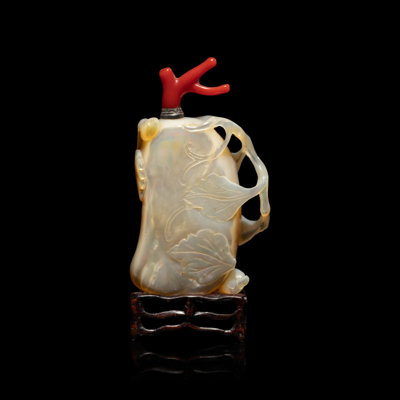清晚期 貝母雕瓜形鼻烟壺 | A Chinese Mother of Pearl 'Melon' Snuff Bottle, 19th Century - 图3