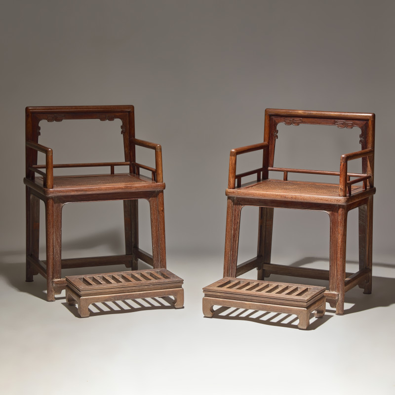 清早期 黃花梨玫瑰椅及脚踏一套 | A Pair of Chinese Huanghuali Armchairs and Footrests, Meiguiyi, Early Qing Dynasty