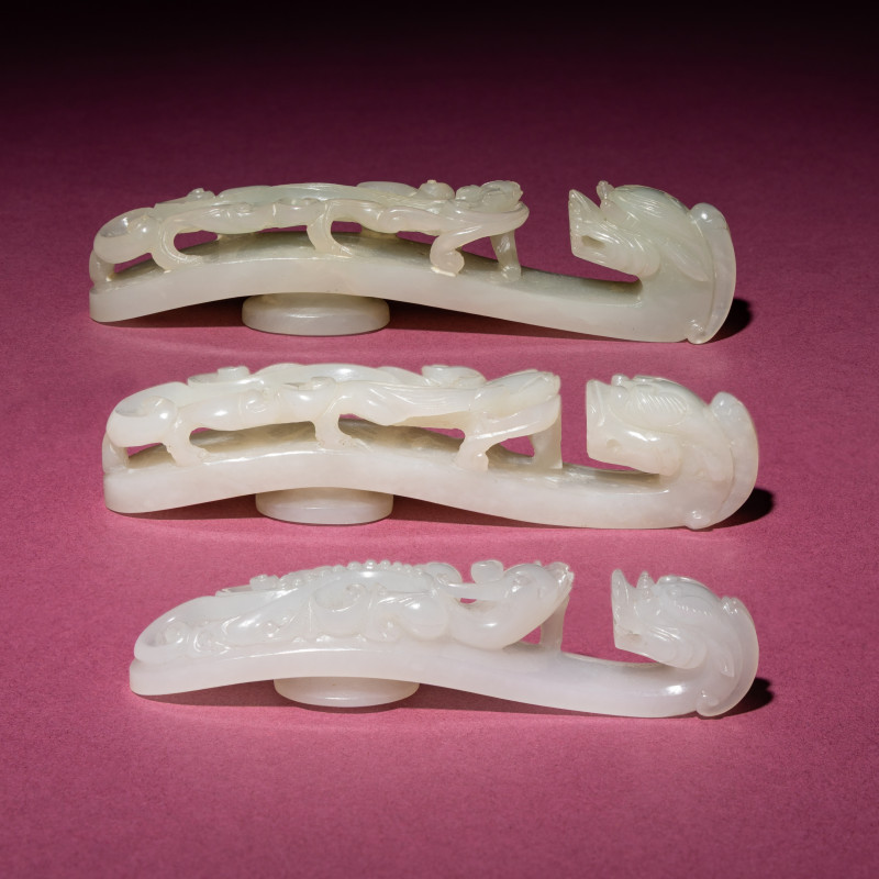 清中期 玉龍鈎三枚 | Three Chinese Jade 'Dragon' Belt Hooks, Daigou, 18th/19th Century - 图4