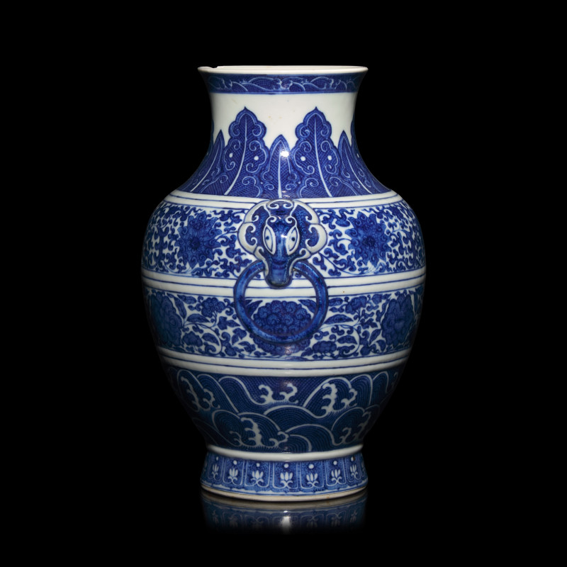 晚清/民國 青花纏枝蓮紋雙耳壺 | A Chinese Blue and White Porcelain Hu Vase, Late 19th/Early 20th Century - 图2