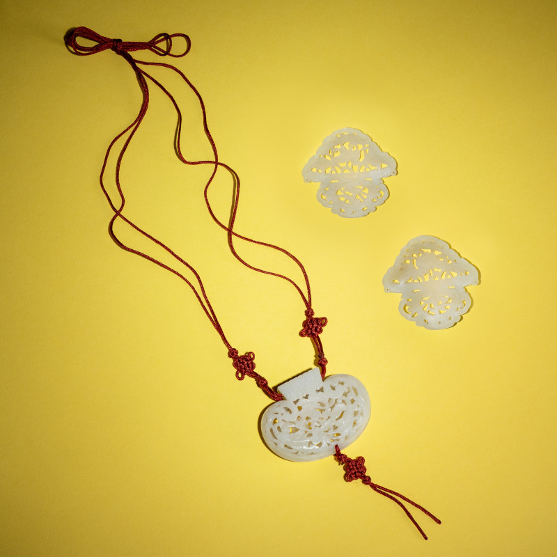 清晚期 白玉鏤雕花卉紋香囊兩枚 | Two Chinese Reticulated White Jade Parfumieres, 19th/Early 20th Century - 图2