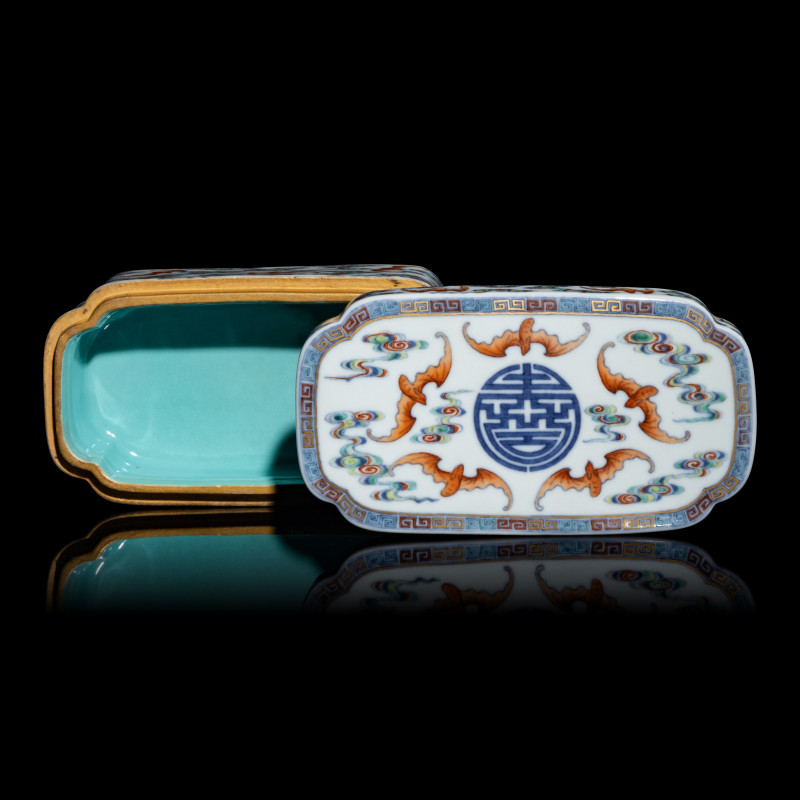 清中期 斗彩五福捧壽長方盒 | A Chinese Doucai Porcelain 'Bats and Clouds' Box and Cover, 18th Century - 图4