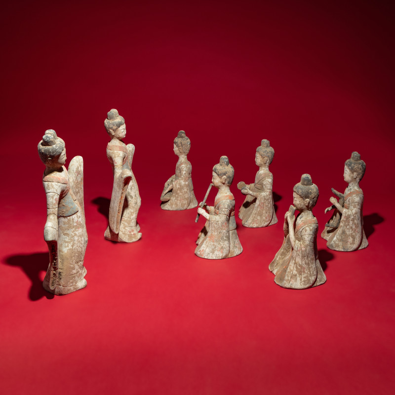 隋-唐 彩繪陶伎樂舞俑一組七件 | A Group of Seven Chinese Painted Pottery Figures of Musicians and Dancers, Sui-Tang Dynasty - 图3