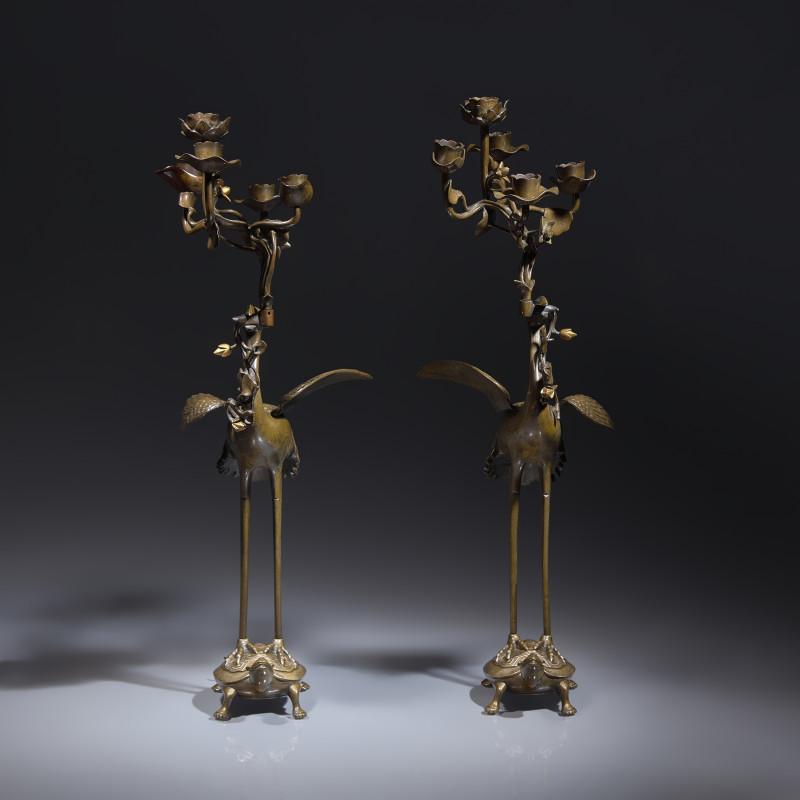 日本明治時期 銅龜鶴齊齡燭臺一對 | A Pair of Japanese Kaga Style Inlaid Bronze 'Crane and Minogame' Candelabra, Meiji Period - 图3