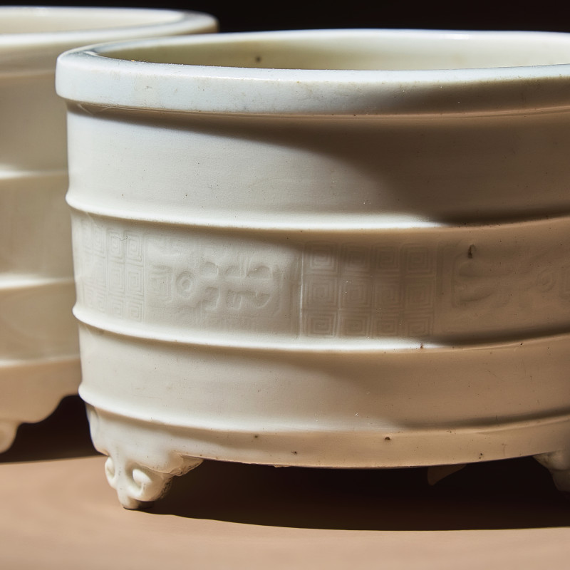 明末清初 德化白瓷竹節紋三足奩式爐二具 | Two Chinese Blanc-de-Chine Porcelain 'Lian' Incense Burners, 17th-18th Century - 图3