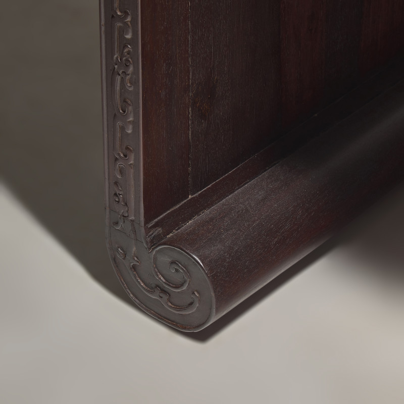 紫檀及硬木夔龍紋下卷式小條案 | A Chinese Zitan and Hardwood Scroll-Form Altar Table - 图5