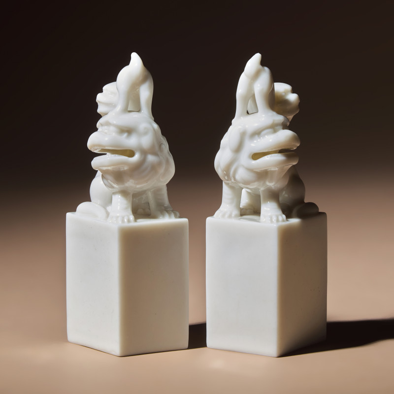 清中期 德化白瓷太獅少獅印章一對 | A Pair of Chinese Blanc-de-Chine Porcelain Fu Lion Seals, 18th/19th Century - 图2