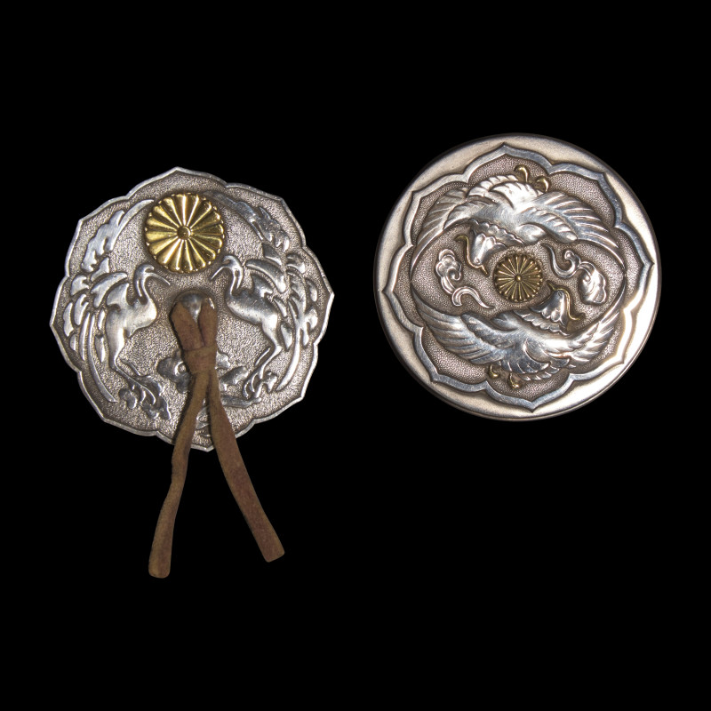 日本明治時代 御製唐鏡式銀糖果盒及盒蓋一枚 | A Japanese Silver Imperial Presentation Bonbonniere, and a Similar Bonbonniere Cover, Meiji Period