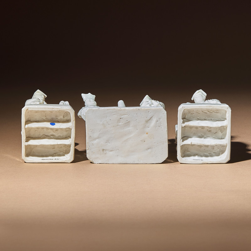 清早期 德化白瓷塑人像香插三件 | Three Chinese Blanc-de-Chine Porcelain Figural Group-Form Joss-Stick Holders, 17th Century - 图5