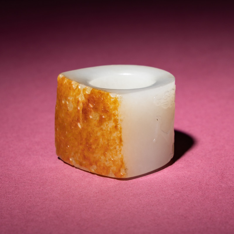 清中期 白玉留皮饕餮螭龍紋扳指 | A Chinese Russet and White Jade 'Taotie and Chilong' Archer's Ring, 18th Century - 图4