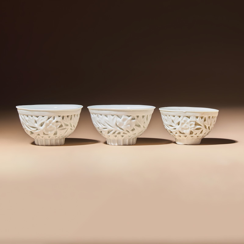 清中期 德化白瓷鏤雕花卉紋杯三隻 | Three Chinese Blanc-de-Chine Porcelain Reticulated 'Floral' Cups, Mid 17th-Early 18th Century - 图1