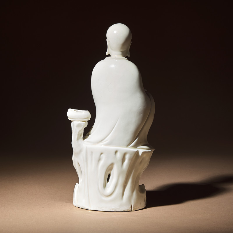 清 何朝宗款“隻履西歸”德化白瓷達摩坐像 | A Chinese Blanc-de-Chine Porcelain Seated Figure of Damo with 'He Chaozong' Mark, Qing Dynasty - 图3