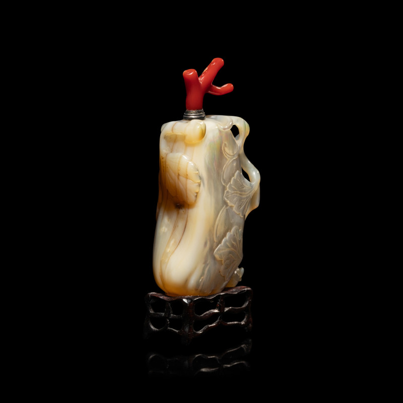 清晚期 貝母雕瓜形鼻烟壺 | A Chinese Mother of Pearl 'Melon' Snuff Bottle, 19th Century - 图4