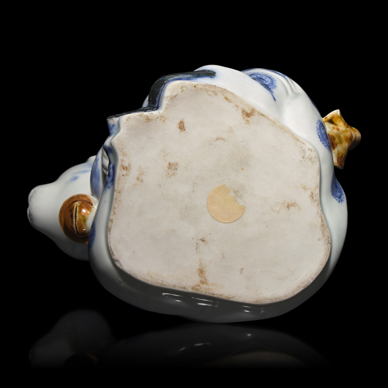 日本江戶-明治時期 平戶燒抱犬童子執壺 | A Japanese Hirado Porcelain 'Boy and Puppy' Ewer, 19th Century - 图4
