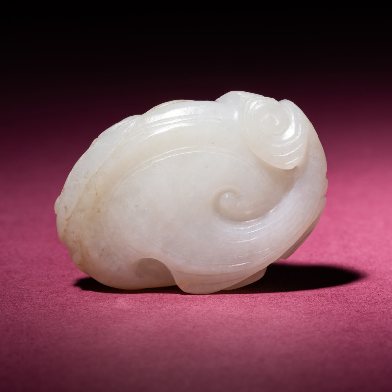 清中期 白玉留皮靈芝福壽佩 | A Small Chinese Russet and Jade 'Bat and Lingzhi' Carving, 18th/19th Century - 图4