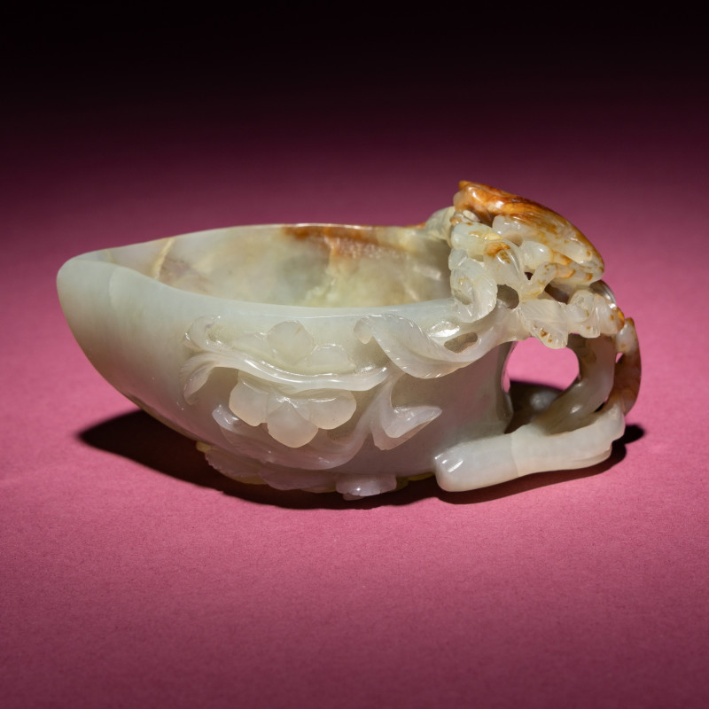 清晚期 青白玉帶皮喜上眉梢桃形杯 | A Chinese Russet and Celadon Jade ‘Magpie and Plum Blossoms’ Peach-Form Coupe, 19th Century - 图4