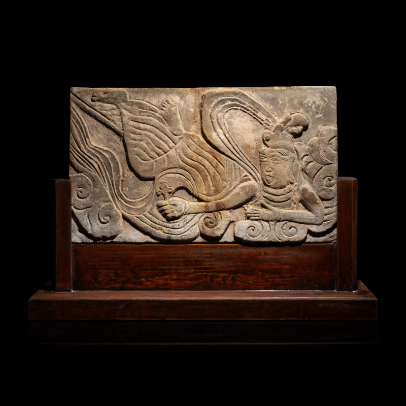 遼或以後 磚雕祥云飞天 | A Chinese Carved Terracotta 'Apsara' Panel, Liao Dynasty or Later - 图1