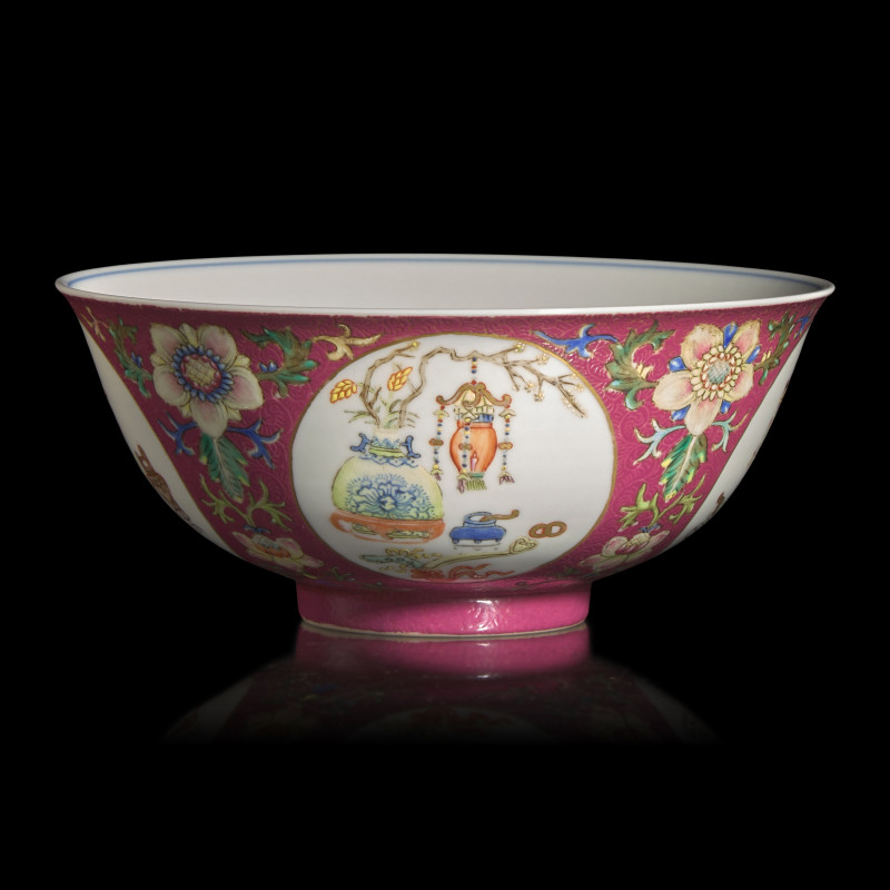 清道光 內青花外粉彩軋道胭脂紅地開光五穀豐登博古紋碗 | A Chinese Famille-Rose Ruby-Ground Sgraffito 'Medallion' Bowl, Daoguang Mark and of the Period - 图4
