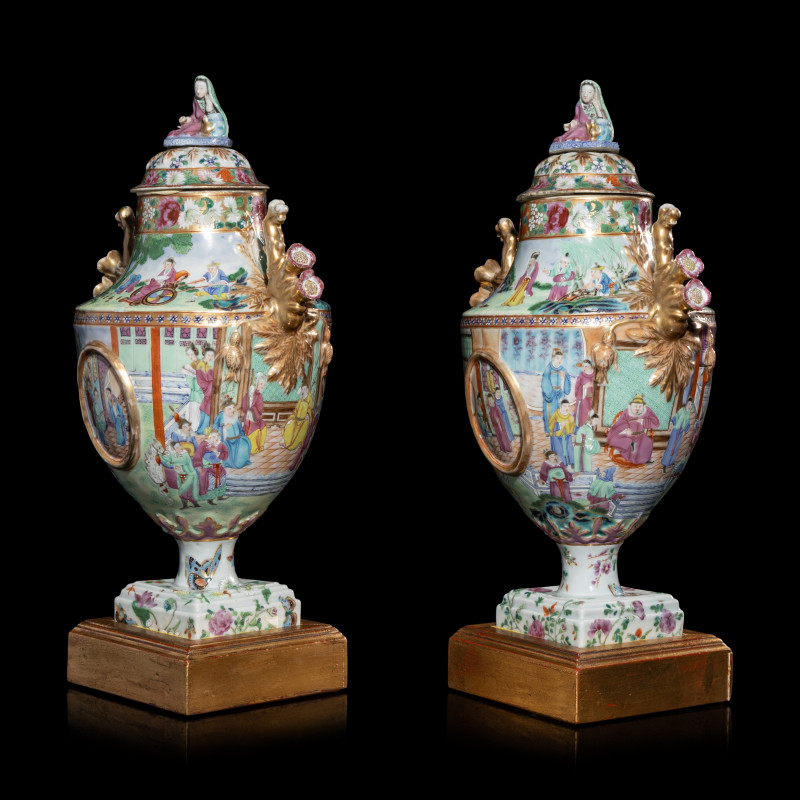 清晚期 外銷廣彩人物故事圖獎杯形賞瓶一對 | A Pair of Chinese Export Canton Famille Rose Porcelain Covered Urns, Early 19th Century - 图3
