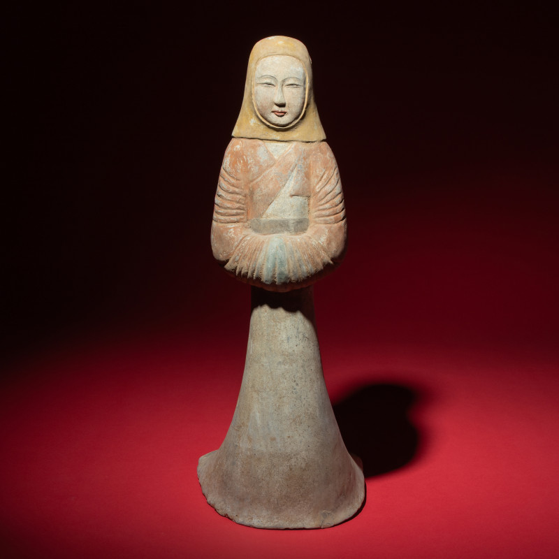 漢 大型灰陶彩繪風帽喇叭裙女俑 | A Large Chinese Painted Pottery Standing Lady Wearing a Hood, Han Dynasty - 图3