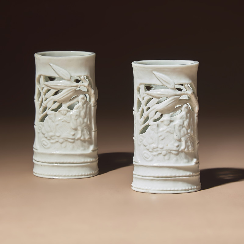 清早期 德化白瓷鏤雕竹林七賢筆筒一對 | A Pair of Chinese Blanc-de-Chine Reticulated Porcelain 'Scholars' Brush Pots, Bitong, 17th-18th Century - 图2