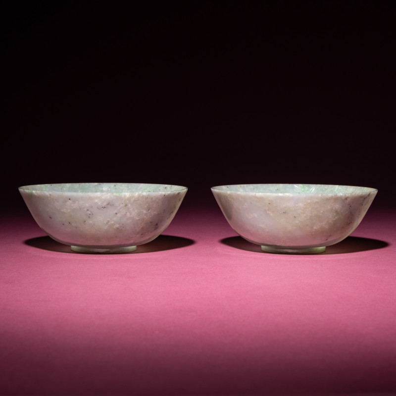 晚清-民國 翡翠刻花過墻碗一對 | A Pair of Chinese Carved Jadeite 'Floral' Bowls, 19th-20th Century - 图3