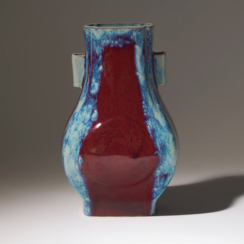 清乾隆 窯變釉杏圓貫耳方瓶 | A Chinese Flambe-Glazed Vase Fanghu, Qianlong Mark and of the Period - 图3