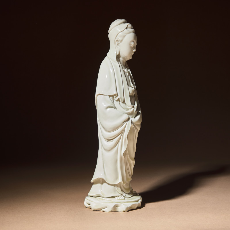 清 何朝宗款德化白瓷觀音立像 | A Chinese Blanc-de-Chine Porcelain Standing Figure of Guanyin with 'He Chaozong' Mark, Qing Dynasty - 图4