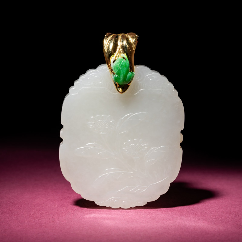 清中期 白玉花卉紋牌 | A Chinese White Jade 'Floral' Pendant, 18th/19th Century