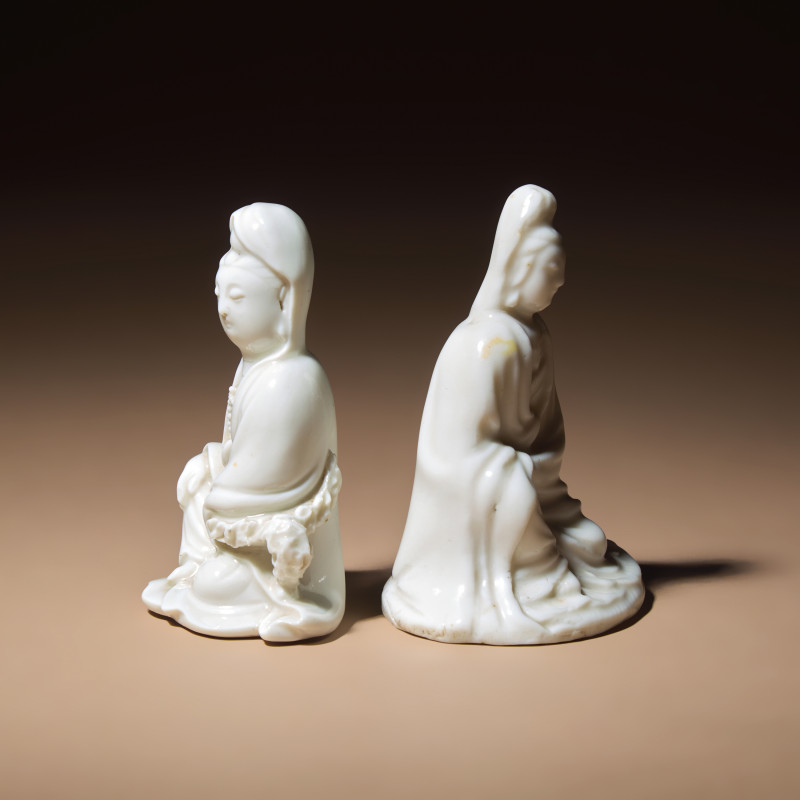 清及以後 德化白瓷觀音小像兩尊 | Two Small Chinese Blanc-de-Chine Porcelain Seated Figures of Guanyin, Qing Dynasty and Later - 图2