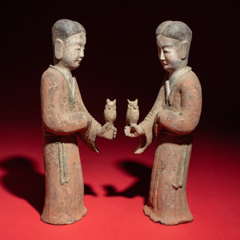 漢 灰陶彩繪持鷹女俑一對 | A Pair of Chinese Painted Grey Pottery Ladies with Owls, Han Dynasty - 图2