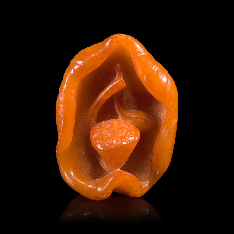 蜜蠟雕荷葉蓮蓬墜 | A Chinese 'Beeswax' Amber Lotus Pod and Leaf Pendant