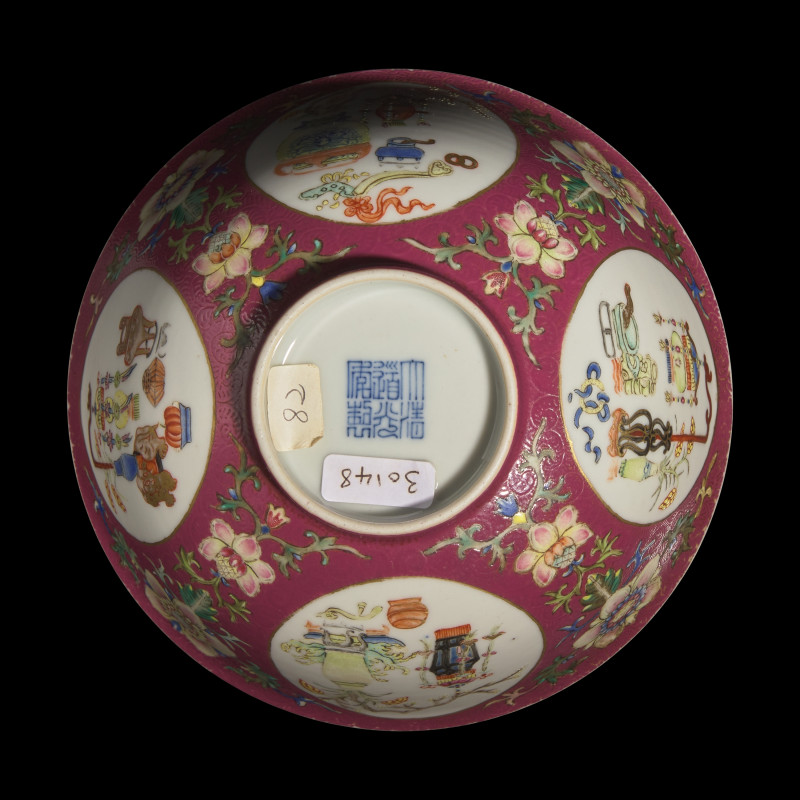 清道光 內青花外粉彩軋道胭脂紅地開光五穀豐登博古紋碗 | A Chinese Famille-Rose Ruby-Ground Sgraffito 'Medallion' Bowl, Daoguang Mark and of the Period - 图5