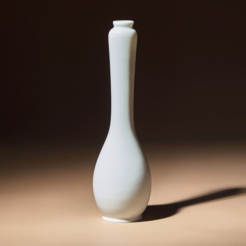 清早中期 德化白瓷長頸瓶 | A Chinese Blanc-de-Chine Porcelain Vase, Late 17th-Early 18th Century - 图1