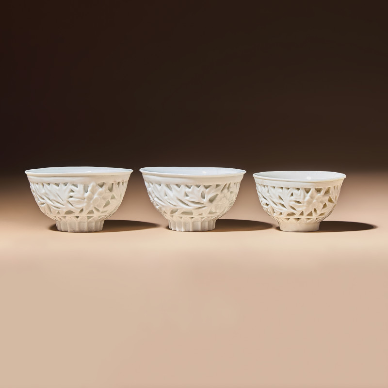 清中期 德化白瓷鏤雕花卉紋杯三隻 | Three Chinese Blanc-de-Chine Porcelain Reticulated 'Floral' Cups, Mid 17th-Early 18th Century - 图2