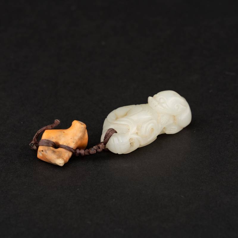    明 白玉龍首玉掛墜