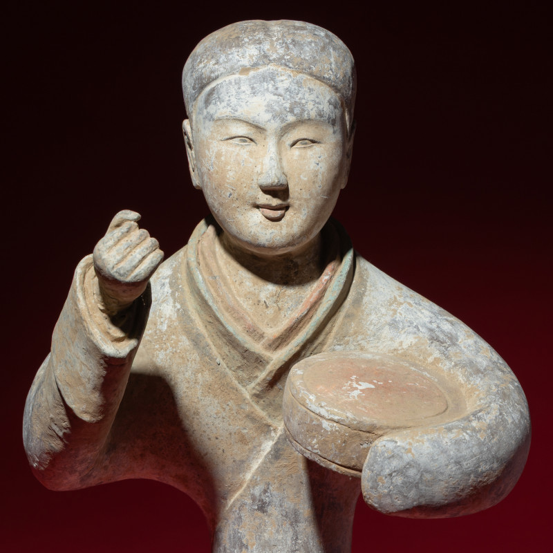 漢 大型灰陶彩繪女鼓手 | A Large Chinese Painted Pottery Lady with Drum, Han Dynasty - 图2