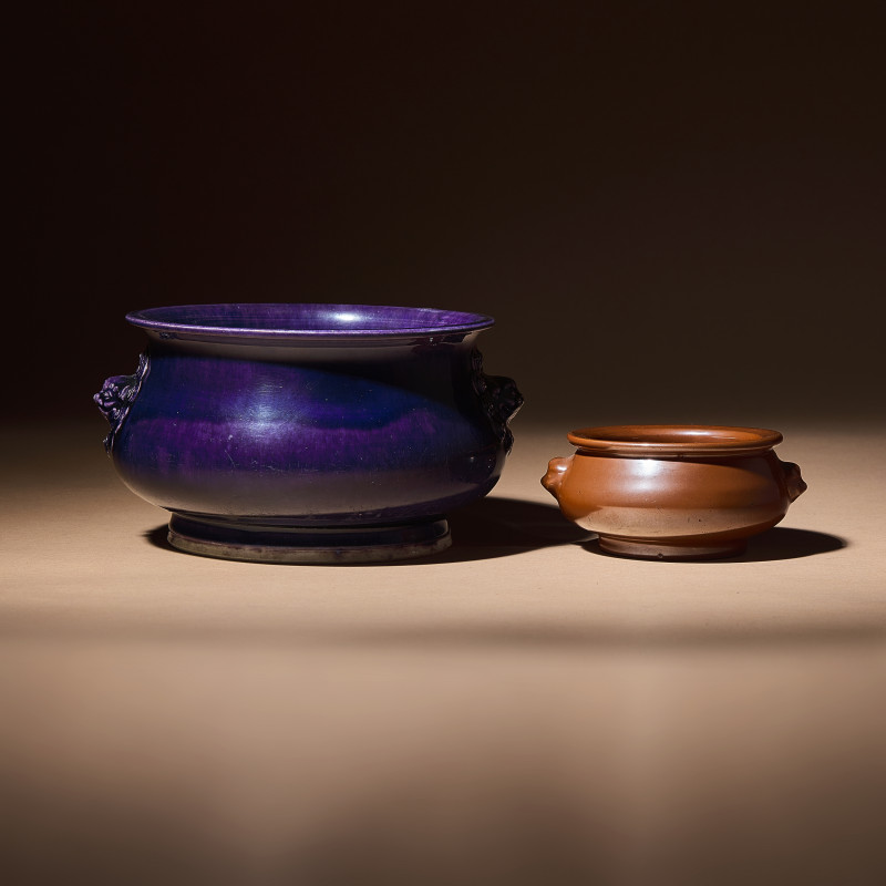 清早中期 紫金釉及藍釉獅耳爐兩具 | Two Chinese Monochrome Glazed Porcelain Censers, 17th-18th Century - 图1