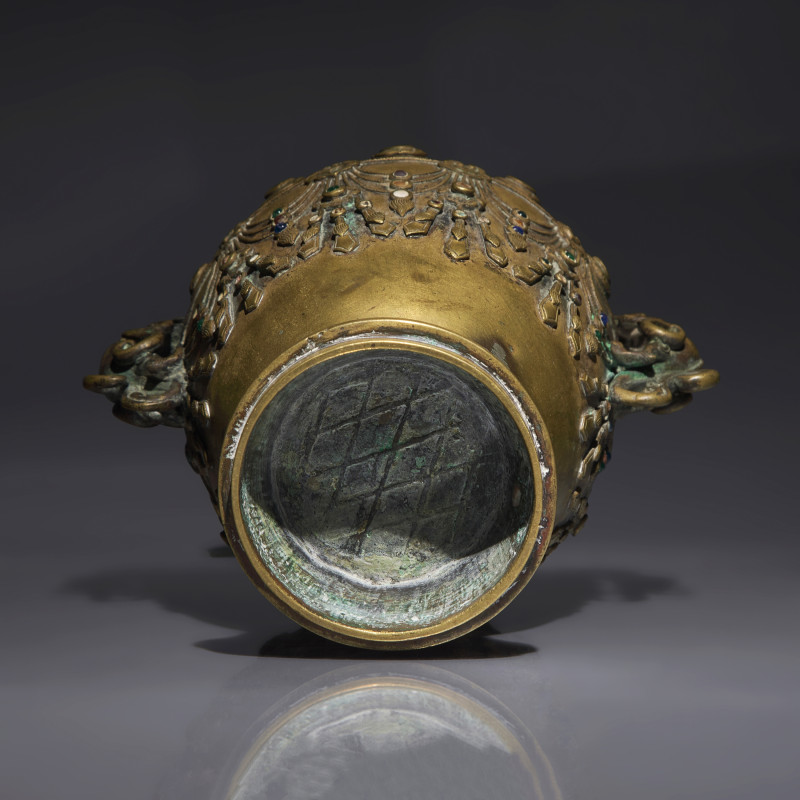 明末清初 銅嵌寳瓔珞雙耳瓶 | A Chinese Embellished Bronze Vase, Late Ming to Early Qing Dynasty, 17th/18th Century - 图3