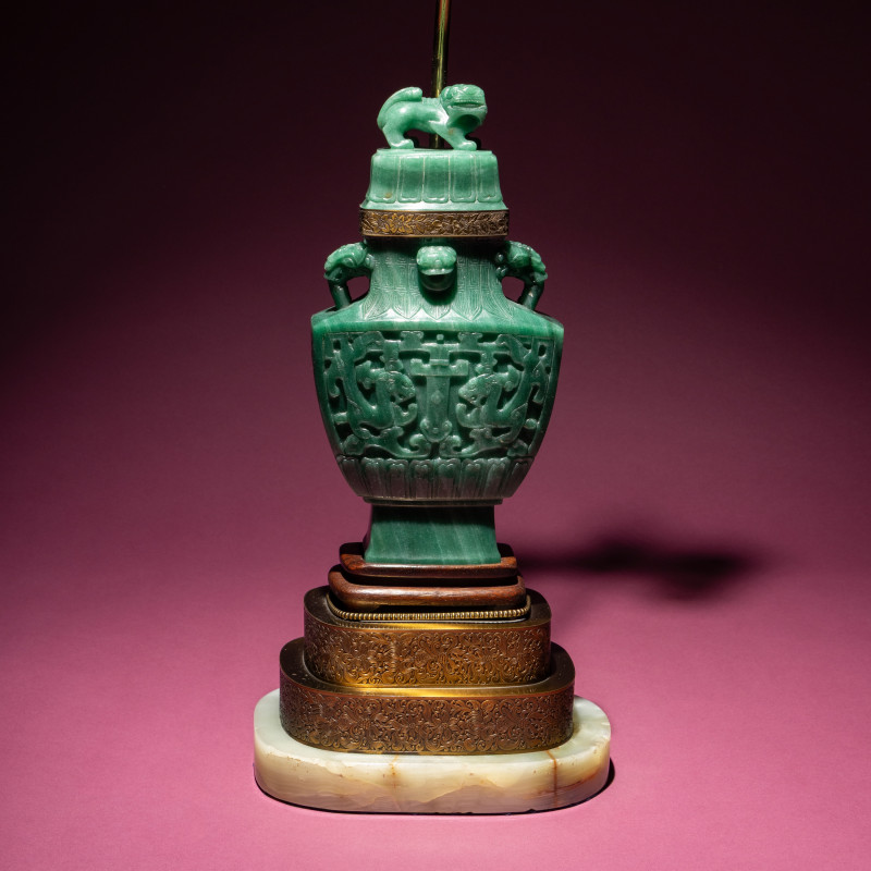 近代 東陵玉雕螭龍紋賞瓶 | A Chinese Carved Aventurine Quartz ‘Chilong’ Covered Vase, 20th Century - 图1