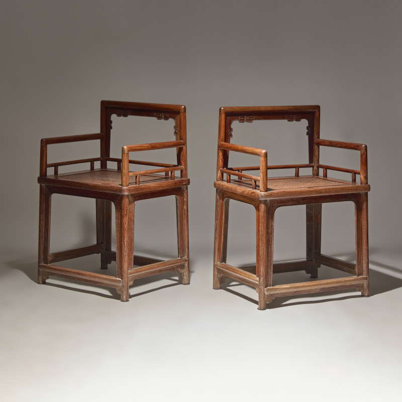 清早期 黃花梨玫瑰椅及脚踏一套 | A Pair of Chinese Huanghuali Armchairs and Footrests, Meiguiyi, Early Qing Dynasty - 图2